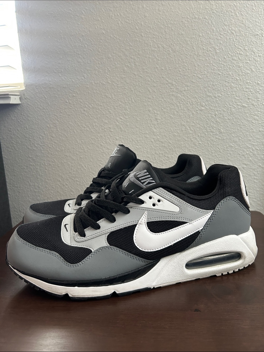 Nike Men’s Black, Gray & White Low-Top Sneakers
Nike Air Max Correlate 'Black G
